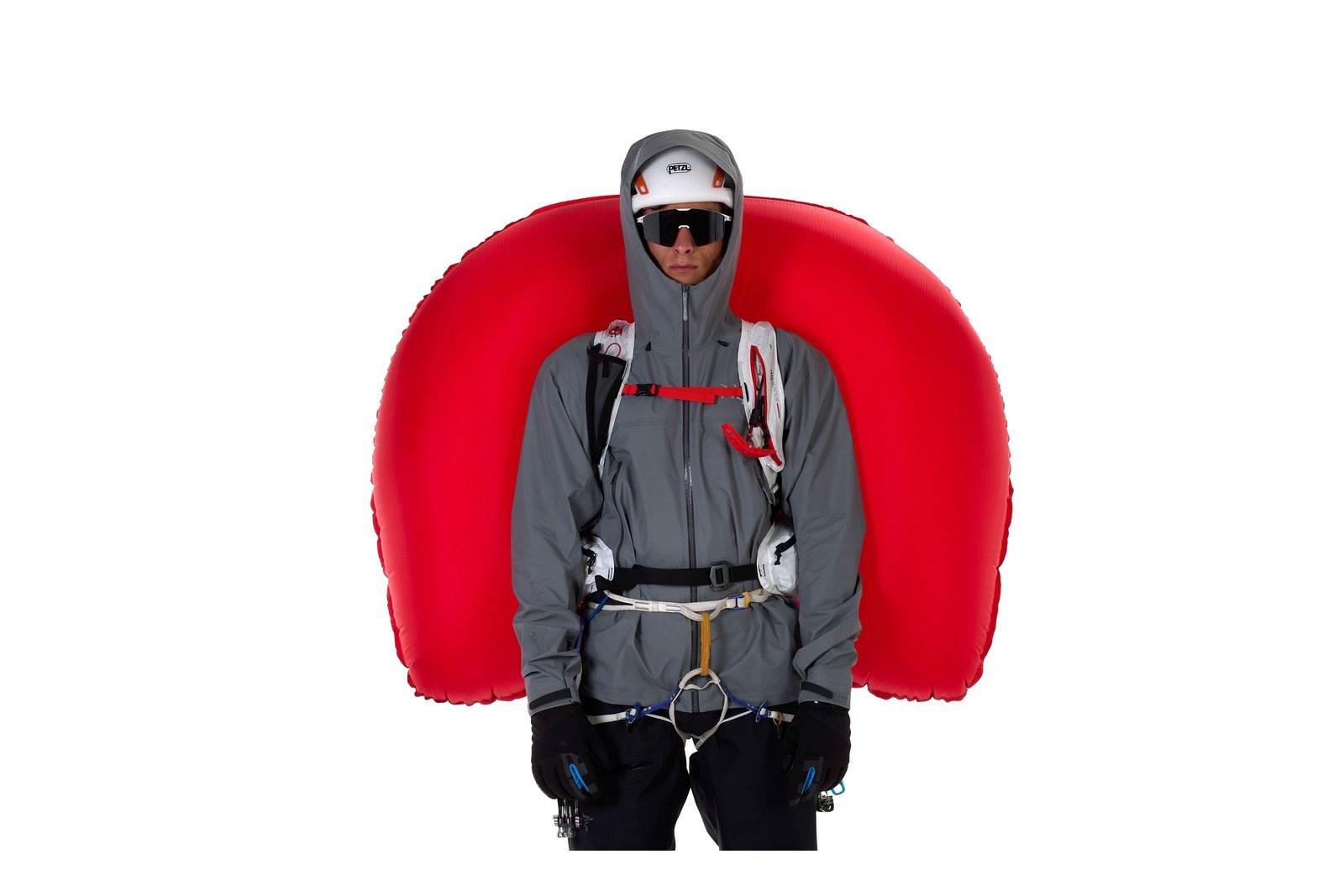 Skieur portant le sac airbag ARVA PLUME 30 UL, airbag rouge déployé