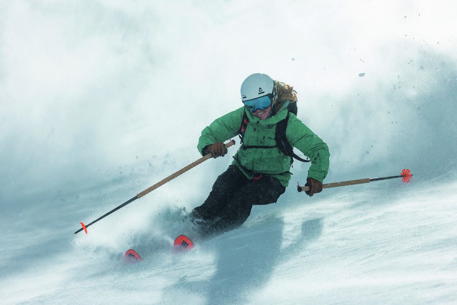 Skieuse en virage dans la poudreuse